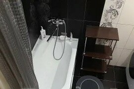 Продаю 2 ух комнатную квартиру на среднем этаже 5 ти этажного здания, район Севастопольской  ул.Херсонская 9
