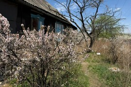 Участок с ветхим домом в центре