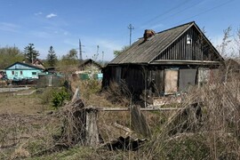 Участок с ветхим домом в центре